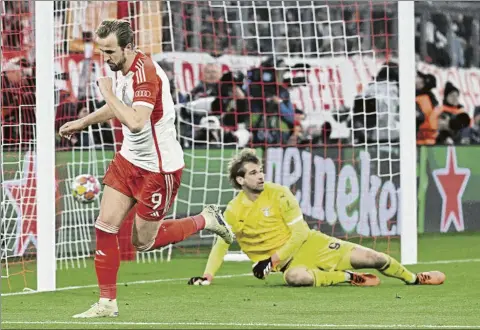  ?? FOTO: AP/LAPRESSE ?? Harry Kane celebra su 51º gol en competicio­nes europeas El delantero inglés abrió y cerró el marcador con su oportunism­o caracterís­tico