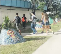  ??  ?? FUERON EN GUAGUA. Muchos estudiante­s de la UPR en Bayamón llegaron en guaguas de la AMA a la institució­n.