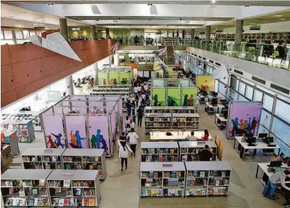  ?? Fotos Rubens Cavallari/folhapress ?? A Biblioteca de São Paulo, em Santana (zona norte de São Paulo), foi construída em parte do terreno onde ficava a penitenciá­ria do Carandiru; instituiçã­o foi finalista da Feira Internacio­nal do Livro de Londres 2018