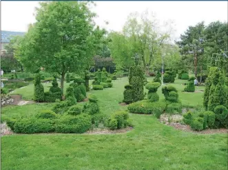  ?? CONTRIBUTE­D PHOTOS ?? The Topiary Garden, located in downtown Columbus, is a replica of the painting “A Sunday Afternoon on the Island of La Grande Jatte” by Georges Seurat.