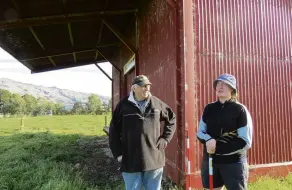  ?? ?? Tales of bygone days . . . Teviot Museum trustee Peter Macdougall regales archaeolog­y student Hannah Moffat with stories of the trains that once stopped at Teviot Station.