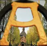  ??  ?? Blick auf den Eisenacher Friedhof durch das Haupttor. Seitlich hinter der Kapelle hat auch die Friedhofsv­erwaltung ihren Sitz. Foto: Norman Meißner