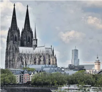  ?? FOTO: OLIVER BERG/DPA ?? Groß und mächtig: der Kölner Dom. Im Jahr 1825 wurde das Erzbistum Köln wieder errichtet.