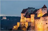  ??  ?? Mit dem Südostbaye­rnticket zur längsten Burg der Welt – BURGHAUSEN