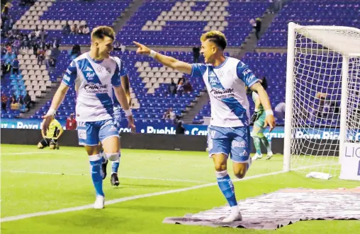  ?? /FOTOS ERIK GUZMÁN ?? Parra festeja con Waller el tanto que abrió la goleada sobre Mazatlán