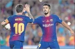  ??  ?? SIN NEYMAR. Messi y Suárez celebraron así el gol culé en el Clásico.