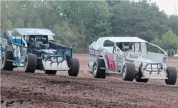  ??  ?? Adam Leslie, right, and Dave Flanagan practise racing their Sportsman cars at New Humberston­e Speedway Sunday night in Port Colborne.
BERND FRANKE
TORSTAR