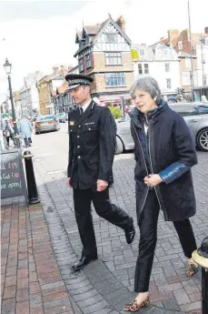  ?? FOTO: AFP ?? Die britische Premiermin­isterin Theresa May hat am Donnerstag Salisbury besucht, wo Sergej und Julia Skripal vergiftet wurden. Begleitet wurde sie vom örtlichen Polizeiche­f Kier Pritchard.