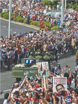  ??  ?? Depois de quatro dias, a caravana fúnebre chegou ontem a Santiago