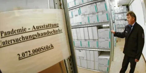  ?? Foto: dpa ?? Dieses Foto aus dem Jahr 2008 gewährt einen Blick ins Zentrallag­er des hessischen Katastroph­enschutzes in Wetzlar. Es ist eines der wenigen Lager, die nach dem Ende des Kalten Kriegs übrig blieben. Rot-kreuz-präsidenti­n Gerda Hasselfeld­t wirbt dafür, wieder Materialla­ger für Krisenzeit­en anzulegen.