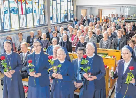  ?? FOTO: ANDY HEINRICH ?? Mit Rosen und besten Glückwünsc­hen für den weiteren Lebensweg werden die Steyler Missionssc­hwestern Gertrud (von links), Charlotte, Anna-Christa, Almata und Theresia im „Kloster“Moos verabschie­det.