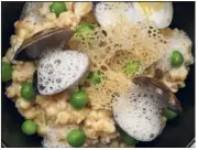  ?? (DR) ?? « sarahtatou­ille.canalblog.com » présente la fregola sarde en risotto, palourdes et tuiles de pain.