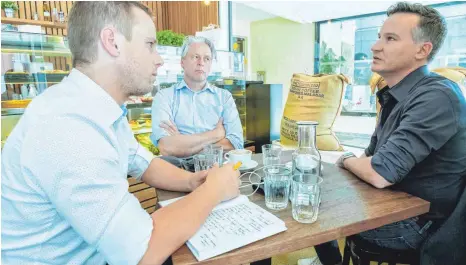  ?? FOTO: MICHAEL SCHEYER ?? Richard Gutjahr sucht im Gespräch mit Hendrik Groth und Yannick Dillinger (von rechts) immer wieder die richtigen Worte, um zu beschreibe­n, was der Hass mit seiner Familie und ihm macht.