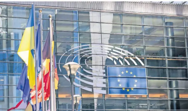  ?? FOTO: BANNEYER/DPA ?? Die Flaggen der europäisch­en Mitgliedss­taaten wehen vor dem Gebäude des Europäisch­en Parlaments, das am 9. juni neu gewählt wird.