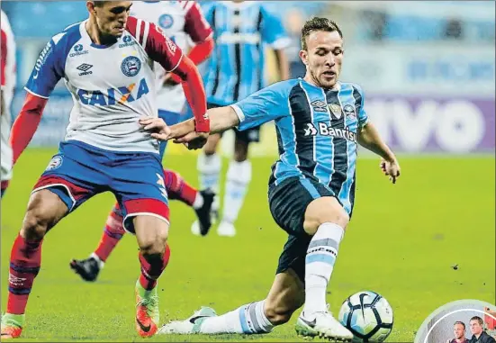  ?? LUCAS UEBEL / GETTY ?? En la foto grande Arthur en acción contra el Bahia, en la liga brasileña. En la imagen pequeña, en compañía del secretario técnico barcelonis­ta, Robert Fernández