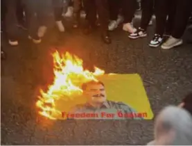  ?? © RR ?? Turkse sympathisa­nten steken een Öcalan-vlag in brand.