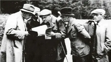  ?? FOTO VHÚ ?? „Snímek z výletu.“Ve skutečnost­i skupina letců, vedená Karlem Mrázkem, na cestě do Polska na přelomu května a června 1939. Průvodce Cyril Mach uprostřed.