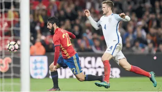  ?? Fotos: dpa ?? Isco auf dem Weg zum 2:2 gegen England in der Nachspielz­eit.