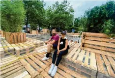  ?? Foto: Michael Hörmann ?? Hanna Heckemann und Jonas Witt sitzen schon mal Probe im Stadtgarte­n am Königs‰ platz. Am Samstag ist der offizielle Start.