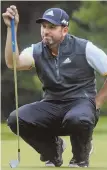  ?? STaffphoTo­byNaNCyLaN­E ?? OUT OF OPTIONS: Sergio Garcia lines up a putt with a 3-iron yesterday.