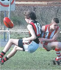  ??  ?? Trafalgar’s Darcy Young puts pressure on Yallourn-Yallourn North opponent Jericho Black during the under 16 match