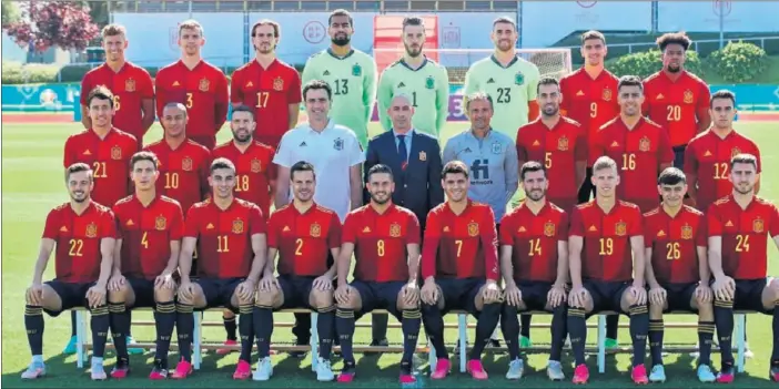  ??  ?? Los internacio­nales posan en Las Rozas para la foto oficial de la Selección días antes de que comenzara la Eurocopa.