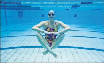  ??  ?? SONRIENTE. Mireia posó para AS en el fondo de la piscina olímpica de la instalació­n granadina.