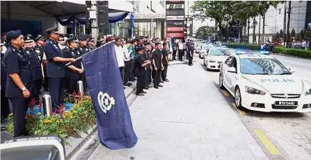  ??  ?? On the move: Mohamad Fuzi flagging off police cars during the crime prevention drive in Kuala Lumpur.