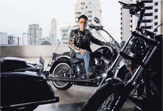  ?? LUKE DUGGLEBY/NYTMK PARA EF ?? La Harley más cara de Akaravech Chotinarue­mol, en Bangkok, una custom 2013 Road Glide, costó aproximada­mente $60.000 , gracias en parte a los altos aranceles de Tailandia. "Yo sólo monto Harley-Davidson y nada más", dijo.