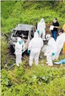  ?? ALFONSO QUESADA ?? Expertos analizaban el vehículo donde murieron calcinados los tres jóvenes.