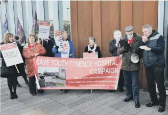  ??  ?? Save South Tyneside Hospital Campaign chairman Roger Nettleship with Coun John McCabe.