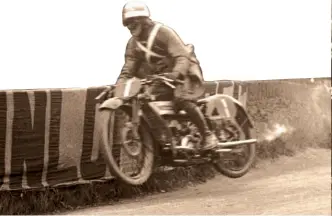  ??  ?? Above: Bennett calls on his First World War flying experience as he gets airborne on the Douglas during the 1923 Senior race, in which he
finished 10th.