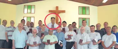  ??  ?? El presbítero Anuncio López (en círculo) junto a sacerdotes de la congregaci­ón Oblatos de María Inmaculada.