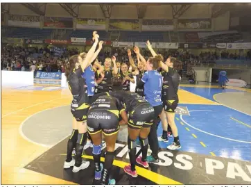  ?? (Photo Frank Muller) ?? Cela s’est joué à un rien. Mais comme l’an dernier, les filles de Toulon/Saint-Cyr sont en demi-finale de la Coupe de France. Plus qu’une marche à franchir avant de voir Bercy...