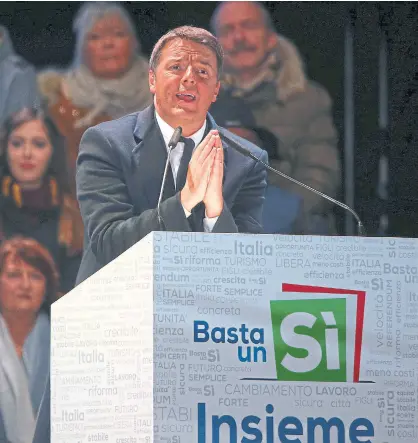  ?? alessandro bianchi/reuters ?? Renzi pidió el voto por el sí en su último mitin, ayer, en Florencia