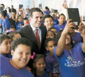  ??  ?? Rosselló estuvo en la tarde de ayer compartien­do con estudiante­s de escuela pública participan­tes de cursos del Taller de Fotoperiod­ismo.