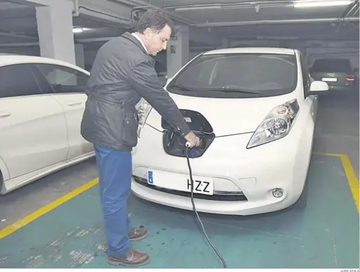  ?? JUAN AYALA ?? Un usuario carga su coche eléctrico en el Hotel Maciá Alfaros en Córdoba.
