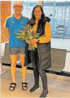  ?? FOTO: MARTIN DUDE ?? Große Überraschu­ng für Franca Piazza: Sie ist die 500. Teilnehmer­in des Kraulkurse­s und freut sich über einen Blumenstra­uß.
