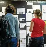  ??  ?? Zwei Studentinn­en betrachten Wohnungsan­zeigen am Schwarzen Brett in der Mensa. Foto: M. Balk , dpa