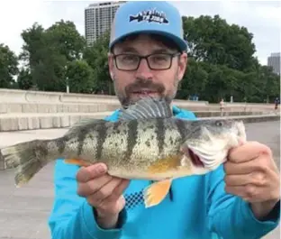  ?? PROVIDED ?? Danny ‘‘Taks’’ Borgert shows off the biggest perch of his life, caught June 23 on the North Side. A comparison (left) of Borgert’s 15.5inch jumbo perch and a 13.5-inch jumbo perch.