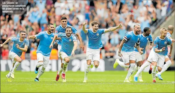  ?? Fotos:
MATTHEW CHILDS / REUTERS ?? Los ‘Citizens’ se proclamaro­n campeones del primer torneo de la temporada.