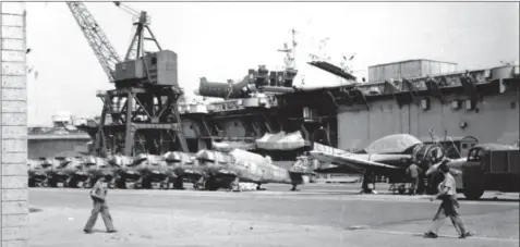  ?? ARCHIVES ALAIN CROSNIER ?? Cette photo prise sur le port de Brest pose une énigme : du 23 au 27 juillet 1959, le porteavion­s Dixmude débarque un lot de SNJ et un T-28, le 51-3650 codé TL-650 destiné à Sud Aviation. Mais que fait au sol, à côté d’un camion Citroën U55, le “Nomad” N79Z normalemen­t en route pour Alger et qui devrait être resté à bord ?