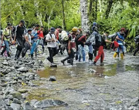  ?? ?? Tapón del Darién. Un grupo de migrantes suben una montaña.