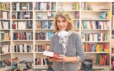  ??  ?? Andrea Lindenlaub, Inhaberin der Buchhandlu­ng Lindenlaub­s’, Düsseldorf: „Unsere Kunden sind sehr disziplini­ert, achten auf die Einhaltung des Abstands und fragen nach, ob sie den Laden betreten und etwas anfassen dürfen. Wir lassen dennoch nicht mehr als zwei Kunden ins Geschäft. Unser großer Vorteil ist eine Holzbank, die vor dem Laden steht und auf der die Leute in Ruhe warten können. Es ist eine große Freude für mich, dass ein wenig Normalität einkehrt und wir mit geöffneter Ladentür zeigen können, dass wir für alle da sind.“