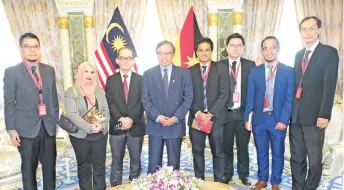  ?? — Photo by Muhammad Rais Sanusi ?? Abang Johari (fourth left) joins Sahathevan (fourth right) and his AAS Kuching team in a photo-call at the Chief Minister’s Office.