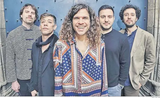  ?? ANA SOLINIS ?? Antonio Lizana, con los miembros del grupo que le acompañan en sus conciertos.