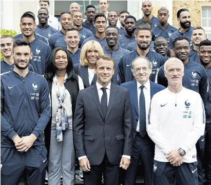  ?? François Mori / aFP ?? El presidente Emmanuel Macron visitó al plantel francés antes de Rusia 2018