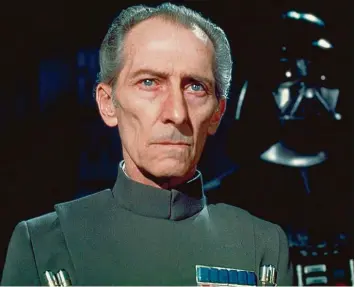  ?? Foto: Lucasfilm ?? So sah man Peter Cushing 1977 im ersten „Star Wars“Film als Großmuff Wilhuff Tarkin, rechte Hand von Darth Vader (hinten). Und so sieht er auch 2016 in der „Star Wars“Story „Rogue One“aus. Und spricht und spielt, ohne zu leben.