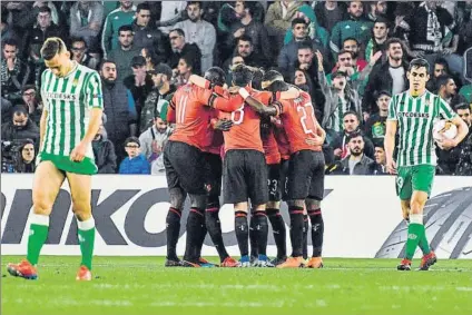  ?? FOTO: EFE ?? La impotencia del Betis, incapaz de frenar a un Rennes que siempre supo qué hacer en todo momento en el Benito Villamarín.