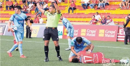  ?? PRENSA SAN CARLOS ?? Marvin Obando consolado por Kevin Sancho, jugador de Universita­rios que llegó a auxiliarlo.